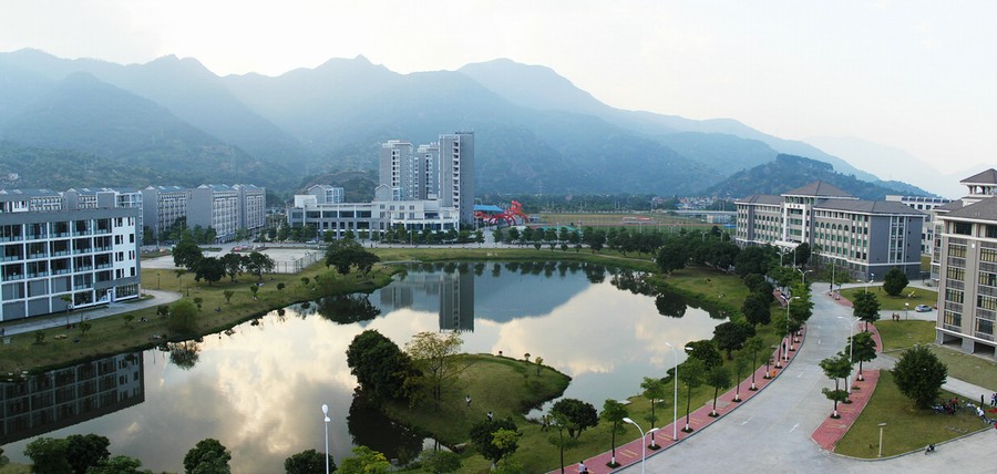 福建工程学院旗山校区苍霞湖畔