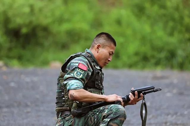 错失两枚勇士勋章的特战队员:其实不想走,其实我想留