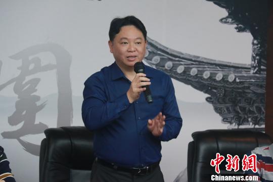 张修斌认为本次比赛不仅促进了围棋这项传统文化的不断发展,同时为两岸的学生提供了相互交流学习的机会,丰富了课余生活。 陈丽霞 摄 张修斌认为本次比赛不仅促进了围棋这项传统文化的不断发展,同时为两岸的学生提供了相互交流学习的机会,丰富了课余生活。 陈丽霞 摄