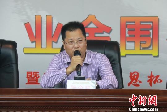 陈金建希望参赛的大学生们在比赛中能做到冷静应对,仔细思考,切磋棋艺的同时,也能结交新的朋友。 陈丽霞 摄 陈金建希望参赛的大学生们在比赛中能做到冷静应对,仔细思考,切磋棋艺的同时,也能结交新的朋友。 陈丽霞 摄