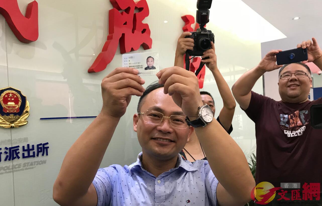 福州市台胞投資企業協會會長陳奕廷領到福建省首張台灣居民居住證(記者蘇榕蓉攝) 福州市台胞投資企業協會會長陳奕廷領到福建省首張台灣居民居住證(記者蘇榕蓉攝)