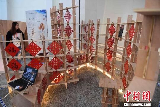 8月12日,第六届海峡青年节的集中活动之一的海峡两岸大学生实体建构大赛在福州举行,共吸引了15所高校140名青年学子参赛。台湾科技大学作品《一念晃晃》张斌摄。 8月12日,第六届海峡青年节的集中活动之一的海峡两岸大学生实体建构大赛在福州举行,共吸引了15所高校140名青年学子参赛。台湾科技大学作品《一念晃晃》张斌摄。